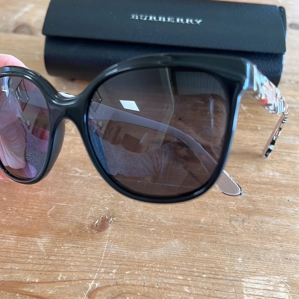 Burberry Black Cat-Eye Sunglasses with Case - Picture 3 of 13
